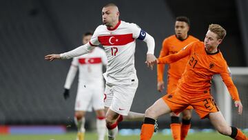 Soccer Football - World Cup Qualifiers Europe - Group G - Turkey v Netherlands - Ataturk Olympic Stadium, Istanbul, Turkey - March 24, 2021 Turkey&#039;s Burak Yilmaz in action with Netherlands&#039; Frenkie de Jong Pool via REUTERS/Murad Sezer