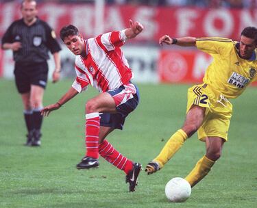 El lateral izquierdo jugó una temporada en el Atlético de Madrid, la 1999–2000, disputando 31 partidos de Liga y anotando 2 goles. Aunque llegó como una joven promesa tras destacar en el Espanyol, su etapa coincidió con el descenso del club a Segunda División, lo que precipitó su salida.
