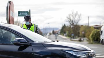 Un agente de la Ertzaintza realiza un control de movilidad durante el primer d&iacute;a de confinamiento perimetral, en Vitoria, &Aacute;lava, Euskadi (Espa&ntilde;a), a 27 de octubre de 2020. El Gobierno Vasco limita desde hoy con excepciones por motivos