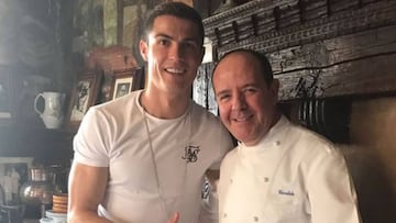 Cristiano Ronaldo posa con uno de los nietos de Cándido, en Segovia.