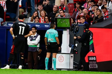 El árbitro Hernández Maeso revisa el penalti de Nianzou a Giménez. 
 