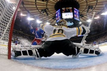 Alegria de Chris Kreider de los New York Rangers tras marcar ante Tuukka Rask de los Boston Bruins.