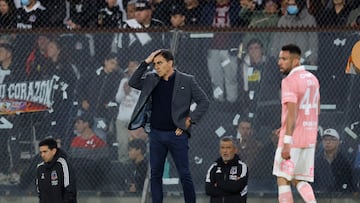 Futbol, Colo Colo vs Universidad Catolica.
Fecha 26 del campeonato Nacional 2022.
El entrenador de Colo Colo Gustavo Quinteros es fotografiado durante el partido de primera division contra Universidad Catolica disputado en el estadio Monumental de Santiago, Chile.
03/10/2022