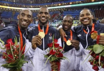 Kobe Bryant, Lebron James, Dwyane Wade y Carmelo Anthony con la medalla de oro conseguida en los JJOO de Beijing 2008 tras ganar a España en la final.
