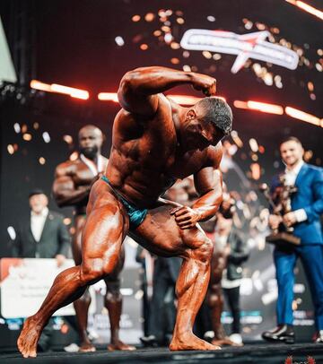 El estadounidense de 30 años se ha proclamado Míster Olympia 2023 tras superar al culturista iraní Hadi Choopan, el cual fue el ganador de la edición anterior. Derek ganó el Campeonato de Indianápolis de la NPC, en el 2021 se proclamó vencedor de la categoría 212 lb y ahora se ha proclamado campeón del trofeo más importante del culturismo.