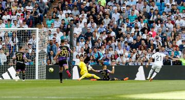 El portero del Valladolid, Asenjo, no puede detener el balón en el 1-0 de Rodrygo. 