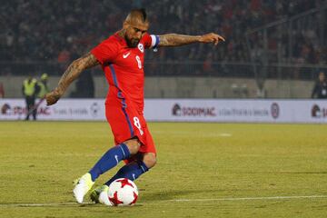 Futbol, Chile vs Burkina Faso.
Partido amistoso 2017.
El jugador de Chile, Arturo Vidal, , marca su gol contra Burkina Faso durante el partido amistoso en el estadio Nacional.
Santiago, Chile.
02/06/2017
Marcelo Hernandez/Photosport***************

Football, Chile vs Burkina Faso.
Friendly match 2017.
Chile's player Arturo Vidal,  scores his goal against Burkina Faso during friendly match at Nacional stadium in Santiago, Chile.
02/06/2017
Marcelo Hernandez/Photosport