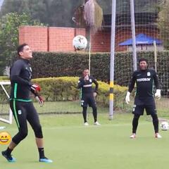 Pasado y futuro enfrentados en reto: Aldair vs Higuita en práctica