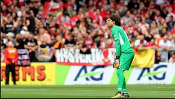 El portero mexicano pasó una mala tarde en el campo pero su equipo rescató la victoria 3-2 en los últimos minutos del juego ante el Truiden.