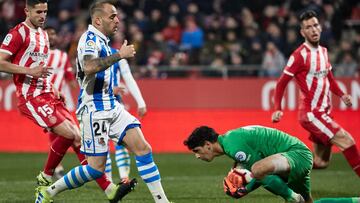 Bounou atrapa el balón ante Sandro.