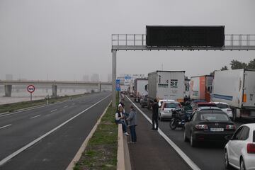 Tráfico detenido junto al río Turia a su paso por Valencia debido a las fuertes lluvias.