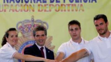 <b>ORGULLOSO. </b>Franquet, Carrera y Craviotto, con Cosidó.