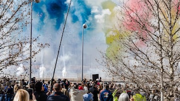 Decenas de personas observan el humo de colores durante la primera mascletà madrileña, en el Puente del Rey de Madrid Río, a 18 de febrero de 2024, en Madrid (España). El evento, que corre a cargo de Pirotecnia Valenciana, detona 300 kilos de pólvora durante un total de siete minutos con 3.000 detonaciones. La delegación del Gobierno ha autorizado finalmente la mascletà a pesar de que protectoras y organizaciones ecologistas presentaran una denuncia en los juzgados para proteger la fauna silvestre del Paseo de Manzanares, inmediaciones del lugar donde se lleva a cabo la pirotecnia.
18 FEBRERO 2024;MASCLETÀ;PIROTECNIA;FUEGOS ARTIFICIALES
Carlos Luján / Europa Press
18/02/2024