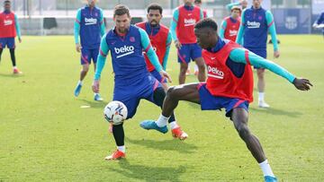 Messi, que si hoy ve una tarjeta no jugar&aacute; ante el Real Madrid el pr&oacute;ximo s&aacute;bado, disputa un bal&oacute;n en el entrenamiento de ayer.