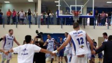 <b>ÉXITO SIN PREMIO. </b>Los jugadores del Menorca celebran el ascenso.
