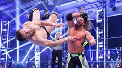 AJ Styles golpea a Daniel Bryan durante SmackDown.