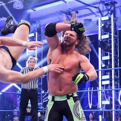 AJ Styles alza el campeonato Intercontinental en SmackDown