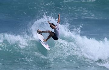 El surfista peruano Lucca Mesinas monta una ola en los ISA World Surfing Games, que tienen lugar en las playas de La Bocana y El Sunzal, en Surf City (El Salvador). El evento estaba originalmente programado para celebrarse del 9 al 17 de mayo de 2020, pero se pospuso, al igual que muchas otras competiciones, debido a la pandemia.