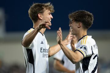 Manuel Ángel felicita a Nico Paz por su gol al Alcoyano.