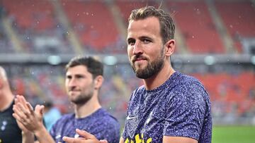 Tottenham Hotspur's English striker Harry Kane waves to supporters after the pre-season friendly match between Tottenham Hotspur and Leicester City was cancelled due to waterlogged pitch conditions at Rajamangala National Stadium in Bangkok on July 23, 2023. (Photo by Lillian SUWANRUMPHA / AFP)