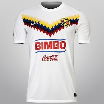 En pocas ocasiones América ha vestido de blanco. Esta playera fue bien aceptada por los aficionados por el diseño que mostraron.