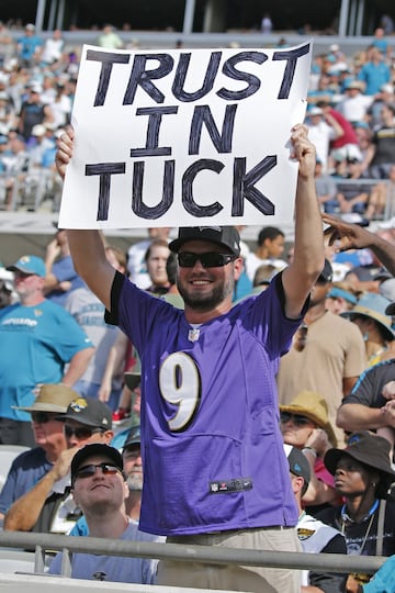 Este fan de los Ravens sostiene un cartel que pone "Trust in Tuck", que viene a significar más o menos "Agarrate que ahí viene el patadón". De 54 yardas, concretamente.