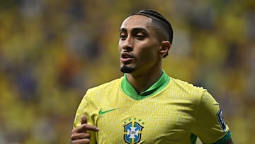 AME1064. BRASILIA (BRASIL), 20/03/2025.- Raphinha de Brasil corre este jueves, en un partido de las eliminatorias sudamericanas al Mundial de 2026 entre las selecciones de Brasil y Colombia, en el estadio Arena BRB Mané Garrincha, en Brasilia (Brasil). EFE/ Andre Borges