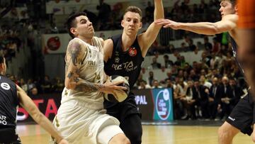 Gabriel Deck penetra ante la defensa del Bilbao Basket.