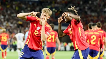 Nico y Huijsen celebran el gol que abrió la victoria de España ante Francia.