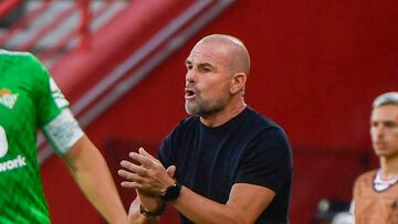 GRANADA, 28/09/2023.- El entrenador del Granada CF Paco López durante el partido de la octava jornada de LaLiga EA Sports que Granada CF y Real Betis disputan hoy jueves en el estadio Nuevo Los Cármenes, en Granada. EFE/ Miguel Ángel Molina