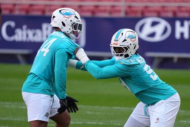 El linebacker Chop Robinson y Cole Strange.