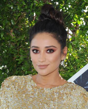 Shay Mitchell (29) estuvo presente por su papel en la serie Pretty Little Liars.