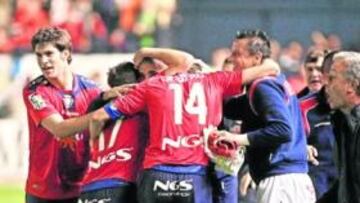 <b>FELICIDAD. </b>Los jugadores rojillos, apiñados en el Osasuna-Barça.