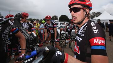 John Degenkolb y su férula en el dedo índice izquierdo producto del atropello en Alicante.