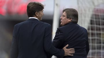 Hernán Cristante, estratega del Toluca, y Miguel Herrera, técnico del América, tras ser expulsados en el duelo de la jornada 12 de la Liga MX.