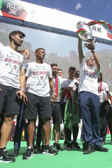 Los jugadores de la selección celebran con la afición el campeonato de Europa.