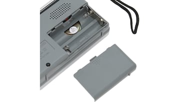 Radio analógica con funcionamiento a pilas disponible en Amazon.