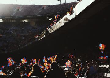 Seguidores del club blaugrana presentes en el Camp Nou para ver la presentación de Ferrán Torres.
