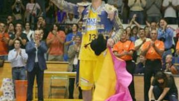<strong>DESPEDIDA.</strong> Nacho Azofra dijo adiós definitivamente en un homenaje en el Polideportivo Magariños.