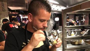 El chef Dabiz Mu&ntilde;oz en su restaurante &quot;StreetXo&quot; preparando uno de sus platos