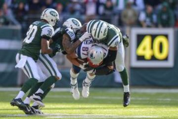 Rob Gronkowski de los New England Patriots protege el balón en el encuentro contra los New York Jets.