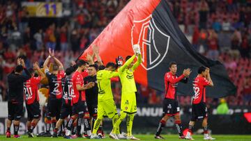 AME2417. GUADALAJARA (MÉXICO), 16/07/2024.- Jugadores de Atlas celebran su triunfo ante Santos este martes, durante un partido correspondiente a la jornada 3 del Torneo Apertura 2024 de la liga del fútbol mexicano, disputado en el estadio Jalisco en Guadalajara (México). EFE/ Francisco Guasco
