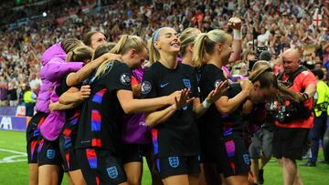 Soccer Football - UEFA Women's Euro 2025 - Semi Final - England v Italy - Stade de Geneve, Lancy, Switzerland - July 22, 2025 England's Chloe Kelly celebrates scoring their second goal with teammates REUTERS/Denis Balibouse