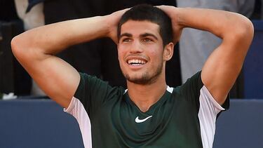 Spain's Carlos Alcaraz celebrates after winning against Spain's Pablo Carreno-Busta during the ATP Barcelona Open tennis tournament singles final match at the Real Club de Tenis in Barcelona on April 24, 2022. (Photo by Josep LAGO / AFP)