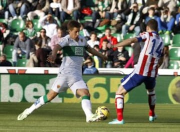 El centrocampista del Elche, Mario Pasalic controla el balón ante el centrocampista del Atlético de Madrid Gabriel Fernández.