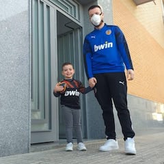 El paseo del pequeño Rafa con el balón que le regaló Correia