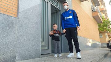 Rafa y su tío Diego, paseando en el primer día tras el confinamiento.