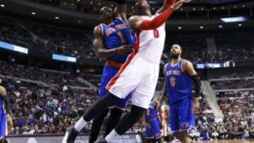 Drummond intenta anotar ante Stoudemire.