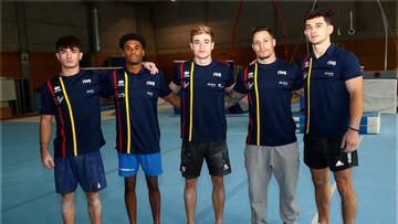 Pau Jim¨¦nez, Thierno Diallo, Joel Plata, N¨¦stor Abad y Nicolau Mir, del equipo de la selecci¨®n espa?ola, posan antes de los Mundiales de Gimnasia Art¨ªstica.