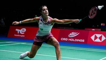 La jugadora española Carolina Marin devuelve el volante durante su partido ante Wen Yu Zhang en los BWF World Championships, los Mundiales de Bádminton de Tokio.